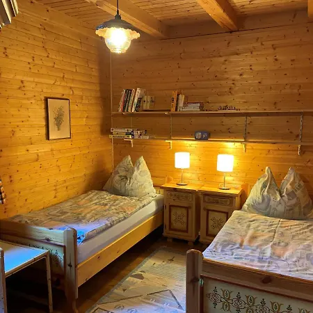 Almhaus هوتشريندل